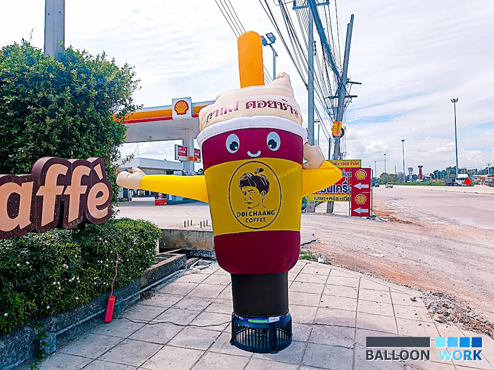 ท่อผ้าตุ๊กตาโบกหน้าร้านกาแฟ